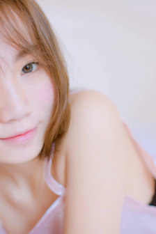 帅哥和美女一起努力制作豆浆